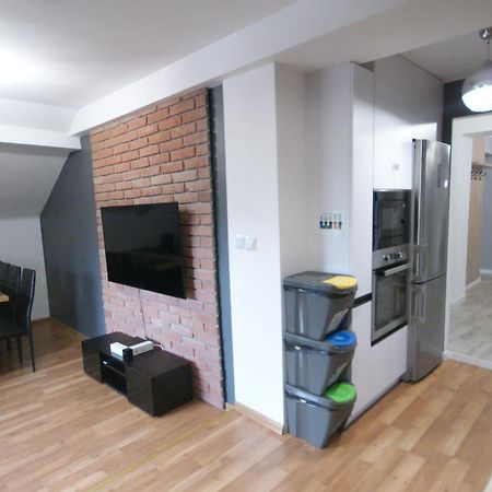 Apartament Osemka シクラルスカ・ポレンバ エクステリア 写真